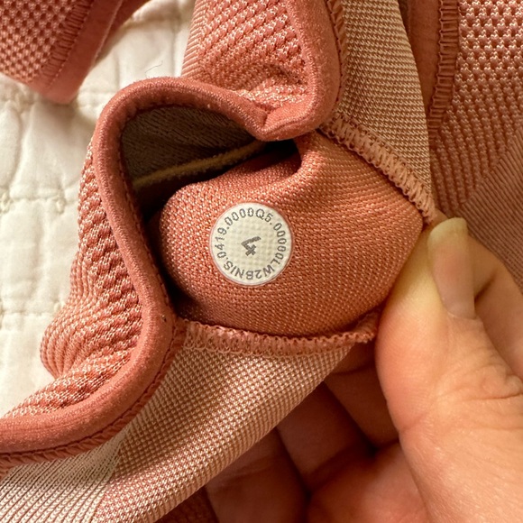 Lululemon Ebb to Train Bra *Abstract Size 4 - Picture 6 of 6